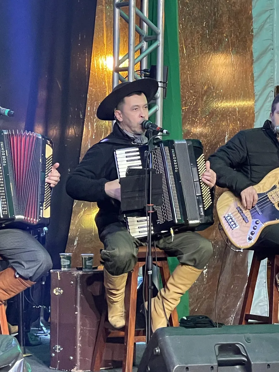 André Souza tocando acordeon no palco